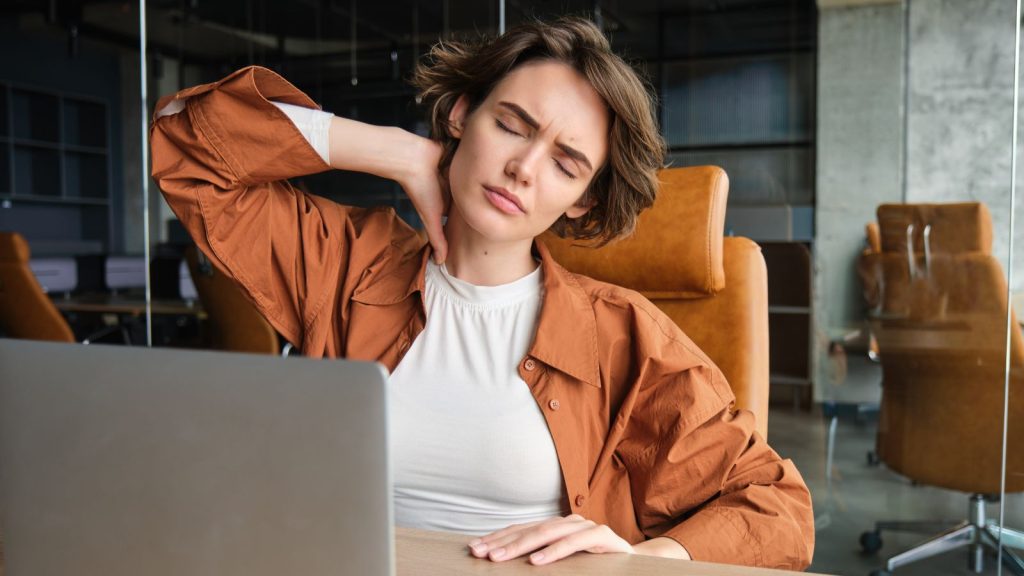 woman neck pain sit